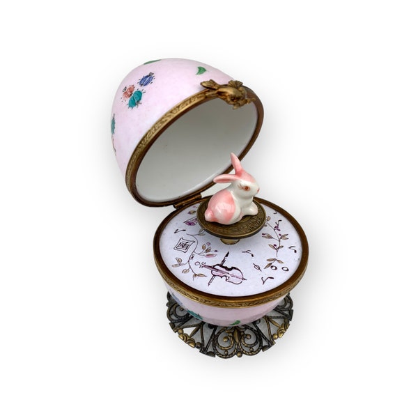 Ein cleverer rosa Hase in seinem rosa Spieluhr-Ei, verziert mit Marienkäfern, handbemaltes Limoges, anpassbares handwerkliches Geschenk.