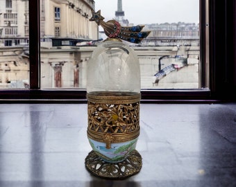 Le petit déjeuné Parisien dans un oeuf musical , élégante alliance de la porcelaine de Limoges et du cristal. cadeau unique et romantique.