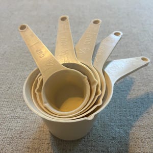 Set di 5 misurini impilabili in plastica color crema vintage Foley, Made in USA, stile retrò