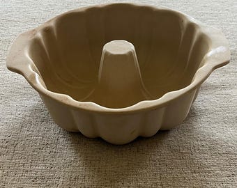 Molde para pastel Bundt acanalado de gres Family Heritage de Pampered Chef, modelo 1440, color beige, fabricado en EE. UU.