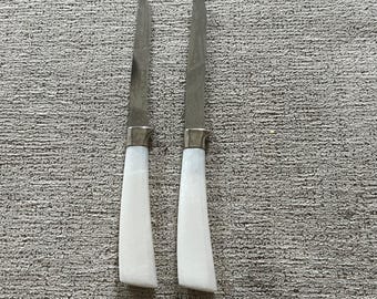 Juego de 2 cuchillos para carne Vintage Forgecraft USA con mango de imitación de nácar blanco nacarado.
