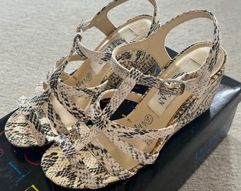 Sandalias de cuña con tiras American Eagle Ricki Grey de piel de pitón y serpiente, talla 5.5.