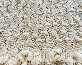 Coperta vintage fatta a mano all'uncinetto con punto conchiglia, color crema, bianco sporco, con frange, stile boho