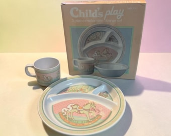 Vintage 1985 Enesco Childs Play melamine 2-delige dinerset hobbelpaard 871958