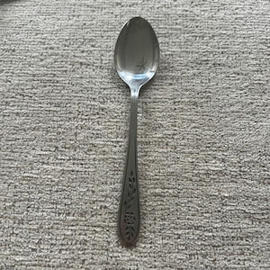 Cuchara de té Rogers de acero inoxidable con diseño floral de rosas, cubertería de plata.
