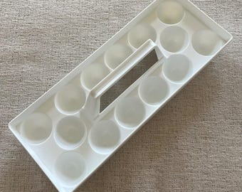 Vassoio portauova rettangolare vintage in plastica bianca per frigorifero, con 14 scomparti e maniglia.