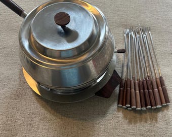Juego de fondue vintage MCM de acero inoxidable con mangos de madera, 18 tenedores numerados, estilo retro de los años 70.