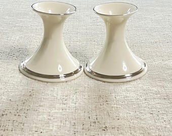 Candelabros Lenox de porcelana fina color marfil, par, con borde de platino, fabricados en EE. UU., 8,9 cm (3,5 pulgadas)