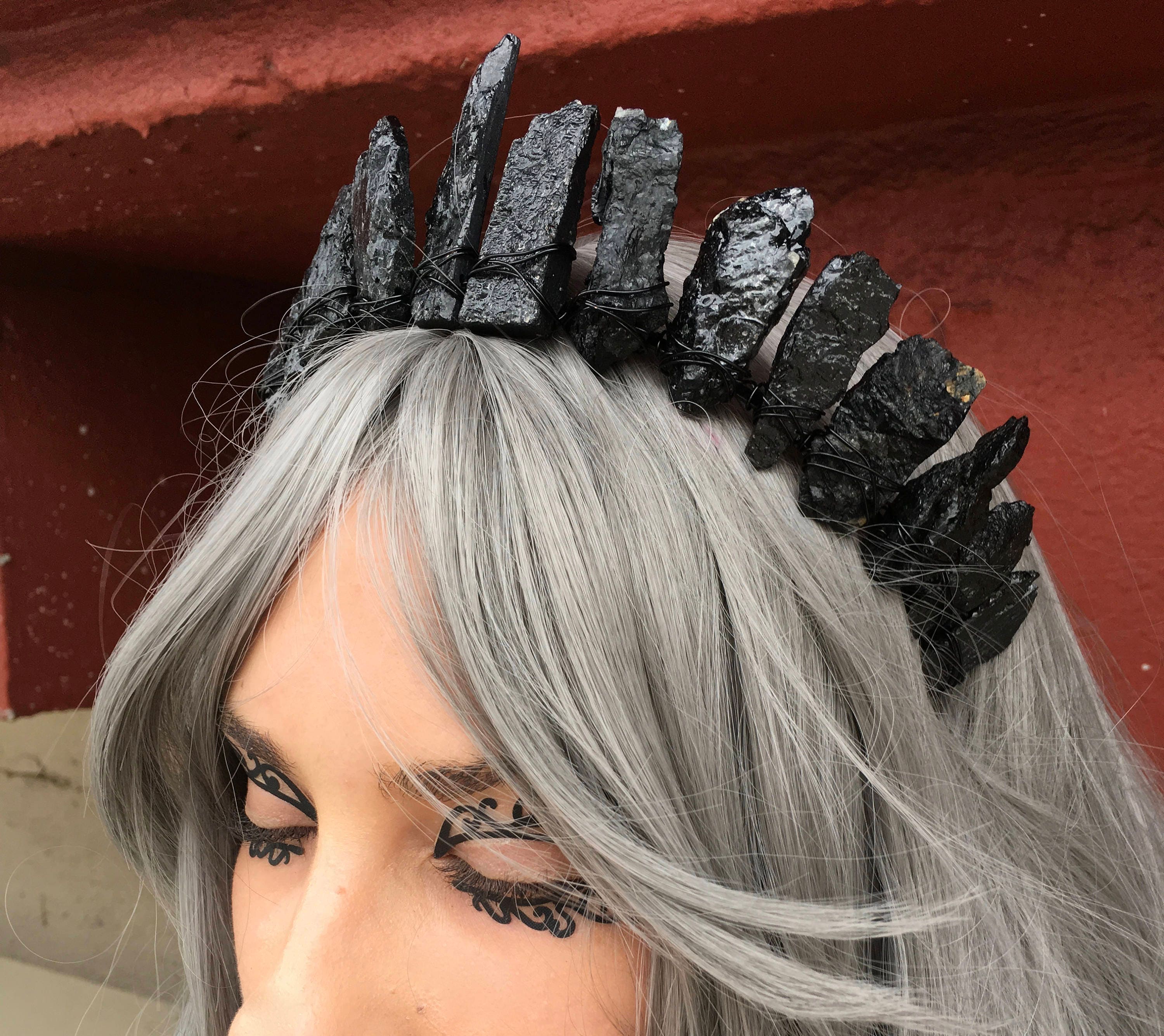 De Zwarte Ketel Accessoires Haaraccessoires Kransen & Tiaras Goth Crown Gemstone Tiara Maleficent Goth Black Crown Halloween Raw Black Toermalijn Crystal Crown Witch Crown 