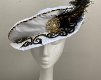 Novo traje feminino com chapéu branco real, inspirado no Renascimento, na Idade Média, na era elisabetana e vitoriana.