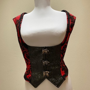 New adult women&#39;s Renaissance Medieval Elizabethan Revolutionary pirate colonial red and black brocade vest Cosplay costume