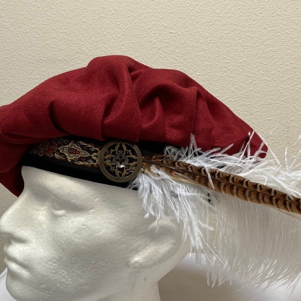 Nouvel adulte Renaissance médiévale Tudor élisabéthaine en daim bordeaux muffin disquette poète chapeau costume cosplay