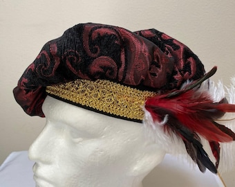 Novo traje adulto de poeta com chapéu de aba larga, brocado preto e vermelho, inspirado no Renascimento, Idade Média, Tudor e Revolução Elisabetana. Cosplay