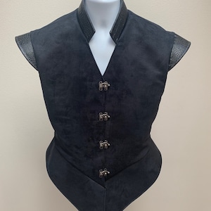 New adult men&#39;s Renaissance Medieval Elizabethan Revolutionary pirate colonial buccaneer black suede jerkin vest Cosplay costume