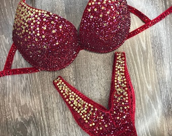 Roter und goldener Finess-Bikini – Wettkampf-Bikini-Set – Strass-Fitness – NPC – IFBB – WBFF – Samtfigur-Wettkampfanzug – Posing-Anzug