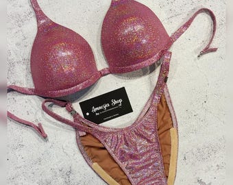 Modello base in bikini, gara di posa