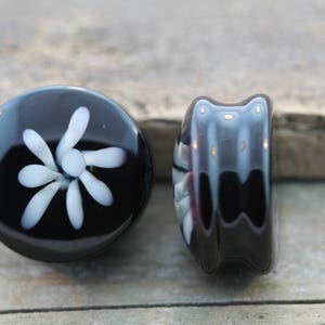 Schwarze und weiße Glas Plugs - bepreiset pro Paar