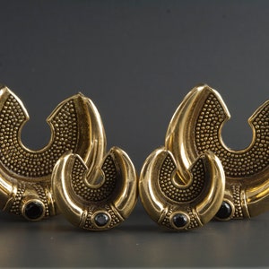 Peoples Jewelry - White or Yellow brass, Flower Saddle Spreaders with Onyx - Priced per pair.