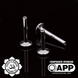 Puede incluir: Tres piezas de joyería corporal plateadas, cada una con una base plana y un poste cilíndrico. La joyería está diseñada para piercings.