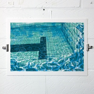 Puede incluir: Una impresión abstracta de una piscina en tonos azules y verdes, con una línea negra en la parte inferior.