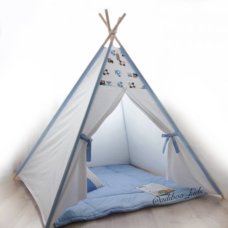 kids play teepee