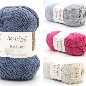 Può includere: Quattro gomitoli di filato Rosários 4 Re-Use in diversi colori: blu, grigio, rosa e beige. Il filato è realizzato in cotone riciclato ed è ecologico.