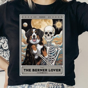 Berner Tarot Karte Tee, der Berner Liebhaber, Goth Berner Hunde Shirt, Skelett, Berner Sennenhund, dunkle Ästhetik, Trad Goth, Witchy, Mond,