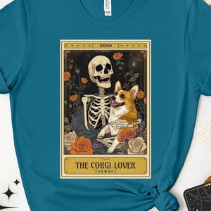 Chemise de carte de tarot amant de corgi, chemise de corgi mignonne, squelette avec corgi, chemise de chien drôle, esthétique de sorcière, esthétique sombre, tête de mort, cadeau de maman de chien