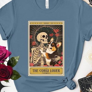 Chemise de cartes de tarot The Corgi Lover, tête de mort drôle avec chien, esthétique sorcière, esthétique sombre drôle, cadeau pour propriétaire de chien, floral gothique, maman corgi