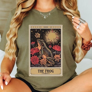Camiseta vintage con carta del tarot de rana, camiseta celestial con rana botánica, regalo para amantes de las ranas, estética de brujas, Whimsigoth, fábula floral, rana antigua