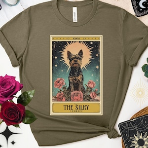 La chemise soyeuse de cartes de tarot, belle chemise soyeuse de terrier, esthétique florale, maman de chien de sorcière, cadeau pour le propriétaire de chien, jolie chemise de chien, roses