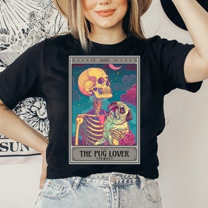 Camisa de carta de tarot de pug retro, linda camisa de perro pug, divertida camiseta de pug con calavera de onda de vapor oscura y gótica, regalo de perro brujo, top de pug divertido