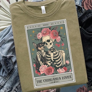 Camiseta de Tarô Chihuahua, Camiseta de Cachorro Fofa, Caveira Esquelética com Rosas, O Amante de Chihuahua, Estética Sombria, Vibrações de Bruxa, Presente de Tarô Engraçado