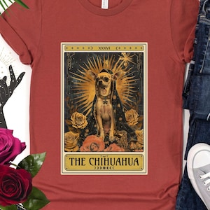 Chemise de carte de tarot chihuahua, belle esthétique sombre, fantaisie, sorcellerie céleste bohème vintage, maman chien, cadeau pour propriétaire de chien, roses gothiques