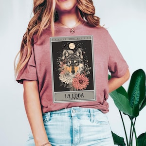 Camiseta com carta de tarô Wolf, carta de tarô "She-Wolf" da La Loba, roupas estilo boho com estampa de bruxa, roupas alternativas, estética whimsigoth, camiseta "Lobos Amantes", Forestcore