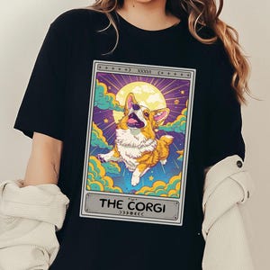 Camiseta con carta del tarot de corgi kawaii, camiseta linda de corgi, mamá de perro bruja, regalo para dueño de perro, camiseta divertida de corgi, camiseta de corgi galés, linda camiseta de perro volador