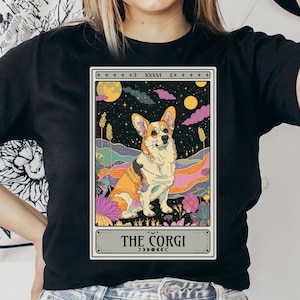 Camiseta con carta del tarot de Corgi, camiseta cósmica de brujas, colores pastel, camiseta estética, regalo para dueños de perros, mamá de perro hippie, vibraciones vintage, regalo de Welsh Corgi