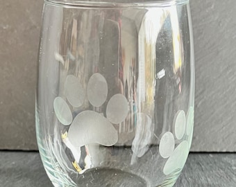 Paw Print etched 20 ounce stemless wine glass.  Can be personalized.