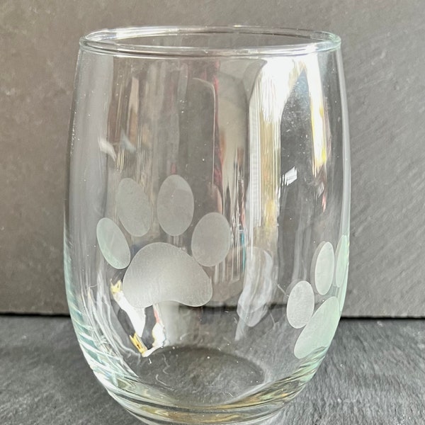 Paw Print etched 20 ounce stemless wine glass.  Can be personalized.