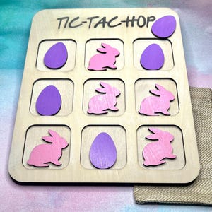 OSTER Tic Tac HOP - Ein Tic Tac Toe Spielbrett mit Hase und Ei.  Dies ist ein lasergeschnittenes Holzgravurspiel.