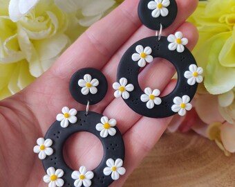 Daisy Black Donut Earrings • Spring Earrings • Spring Jewelry • 60s Jewellery • Clay Jewellery • Clay Earrings • Daisies • Flower Studs