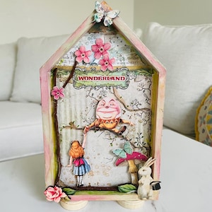 Caja decorativa con marco de técnica mixta de Alicia en el País de las Maravillas