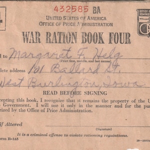 Può includere: Un libretto di razionamento di guerra vintage numero quattro dell'Office of Price Administration degli Stati Uniti. Il documento è beige con testo nero e dettagli scritti a mano, tra cui il nome Margaret F. Helg e un indirizzo.