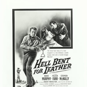 Könnte beinhalten: Ein Schwarzweiß-Filmplakat für den Film "Hell Bent for Leather" mit Audie Murphy, Felicia Farr und Stephen McNally. Das Plakat zeigt eine Szene aus dem Film mit einem Mann, der ein Gewehr hält, einer Frau und einem Mann im Anzug.