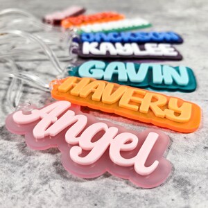 Naamplaatje fles, gepersonaliseerde naamsleutelhanger, aangepast rugzaklabel, naamlabel school, bekerbedel, lunchboxlabel, 3D-geprinte sleutelhangers 