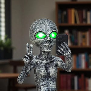 Escultura extraterrestre divertida para fiesta solar, 30 cm, figura extraterrestre gris sentada, impermeable para jardín, decoración de interiores con autofoto, regalo de Navidad