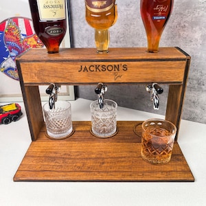 カスタム彫刻入り木製ウイスキーディスペンサー（グラス付き）、ウイスキーギフト、リキュールディスペンサー、カップルへのギフト、結婚祝い、初めてのクリスマス