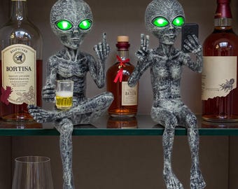 Alien-Invasion-Party Alien-männlich mit Bier hängen lose Bier trinken Ledge Liege Selfie weiblich Lustig Hausgarten Statue Outdoor Decor Geschenke