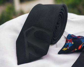 Superman Seidenkrawatte Black Edition - Schmale Krawatte - Hochzeitskrawatte, Weihnachtsgeschenk, Vatertagsgeschenk, Geburtstagsgeschenk, Valentinstaggeschenk