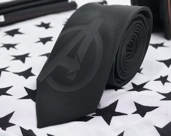 アベンジャーズ ブラックエディション シルク スリムタイ – スーパーヒーローネクタイ